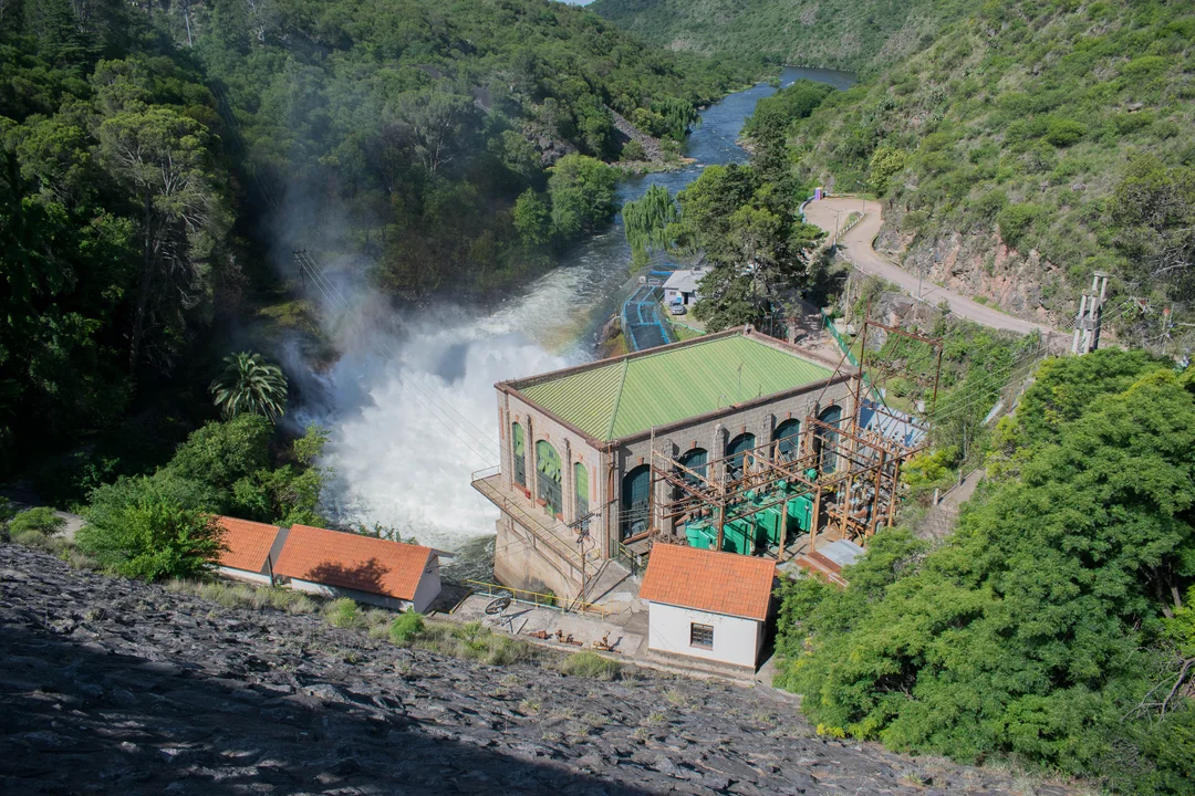 Seis embalses, seis usinas, un solo río