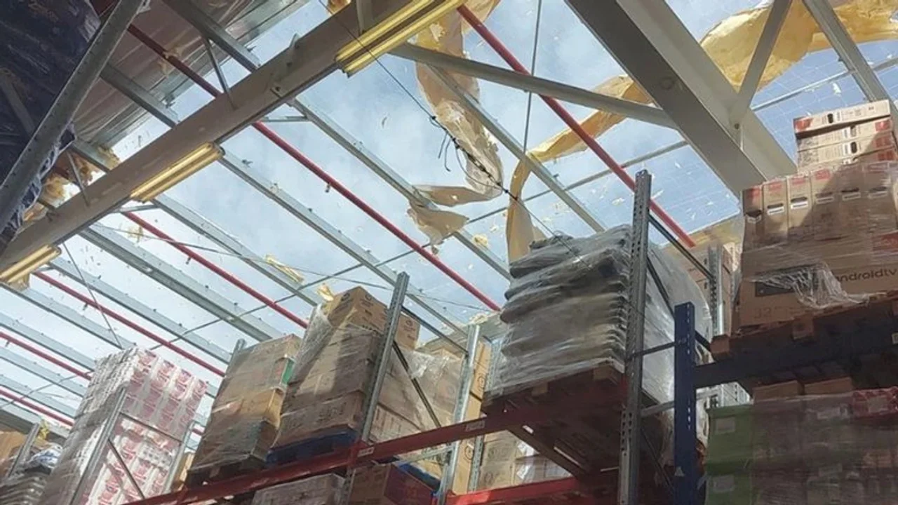 Así quedó el techo del hipermercado. Imagen: ADN Sur.