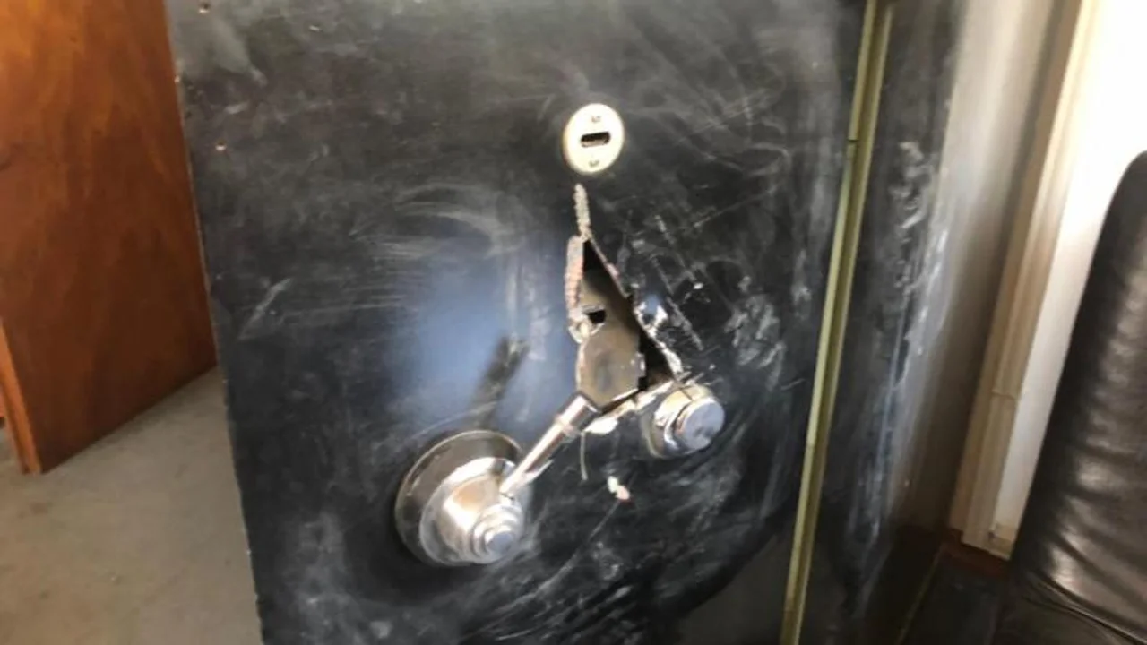 Así quedó la caja fuerte de la estación de servicio, luego de ser violentada por los delincuentes. Foto: El Doce