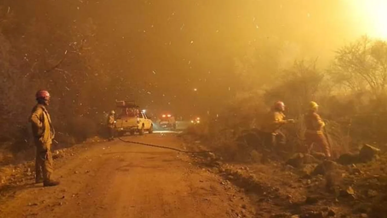 Las llamas avanzan en el departamento Pocho. Imagen: Bomberos Voluntarios Salsacate