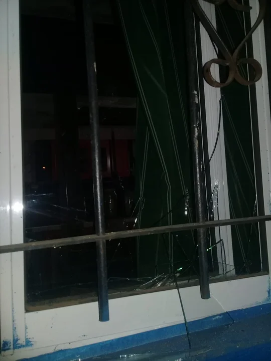 Así quedó una de las ventanas de la vivienda tras la agresión.