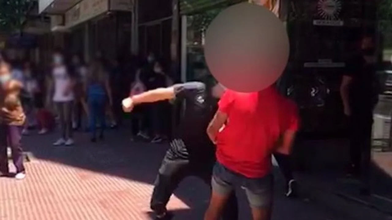 Los adolescentes se agredieron brutalmente en la puerta del colegio y a la vista de todo el mundo. Foto: captura de video El Doce