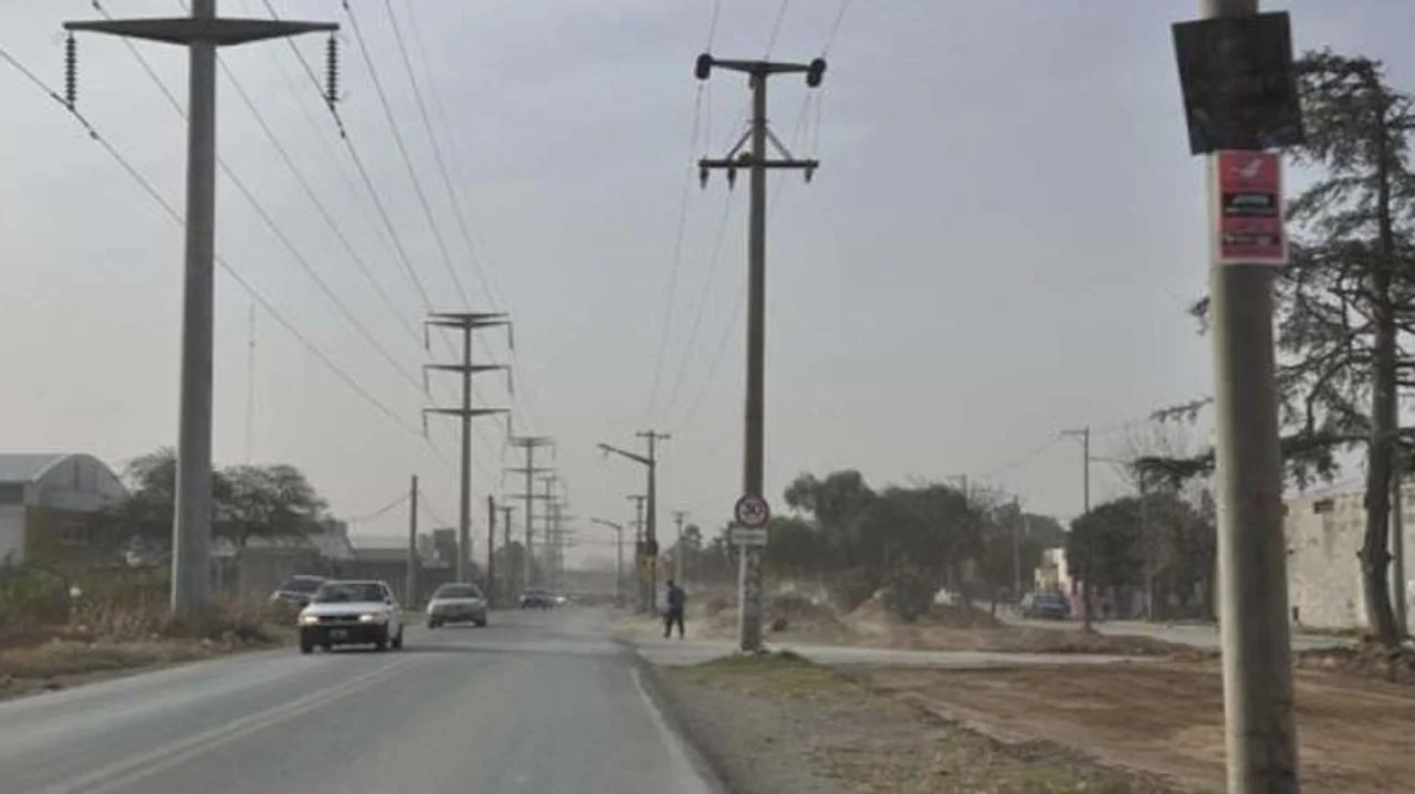 Desde el martes, un sector de Camino a 60 Cuadras está sin luz. Foto: Cba24n
