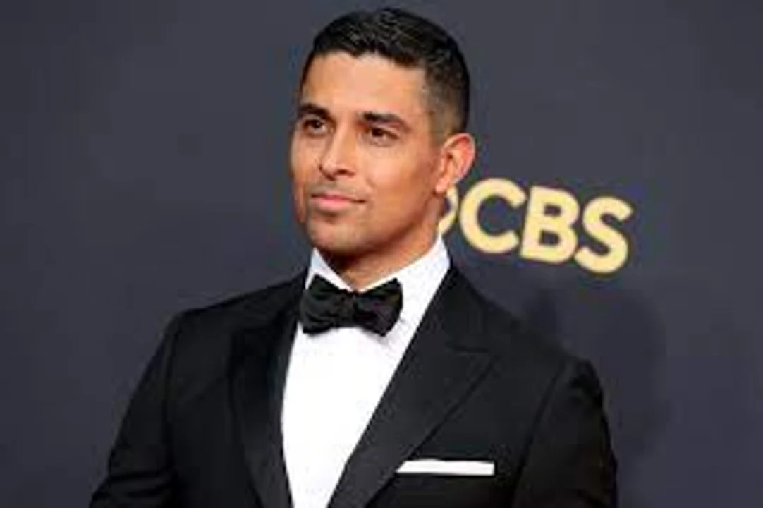 Wilmer Valderrama se pone la máscara de El Zorro para Disney