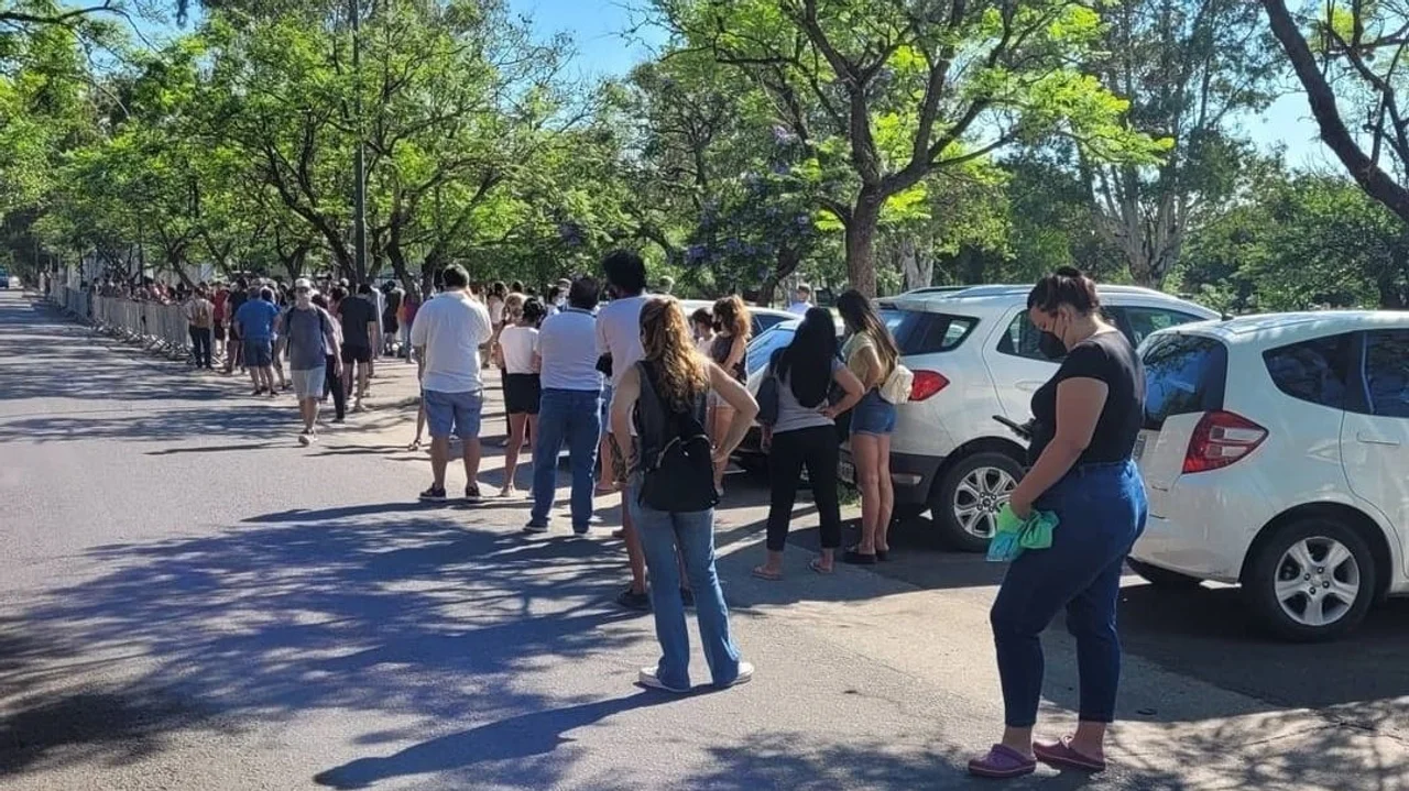 Largas colas se registran en los principales centros de testeos en la ciudad de Córdoba. Foto: Gentileza Eduardo Eschóyez