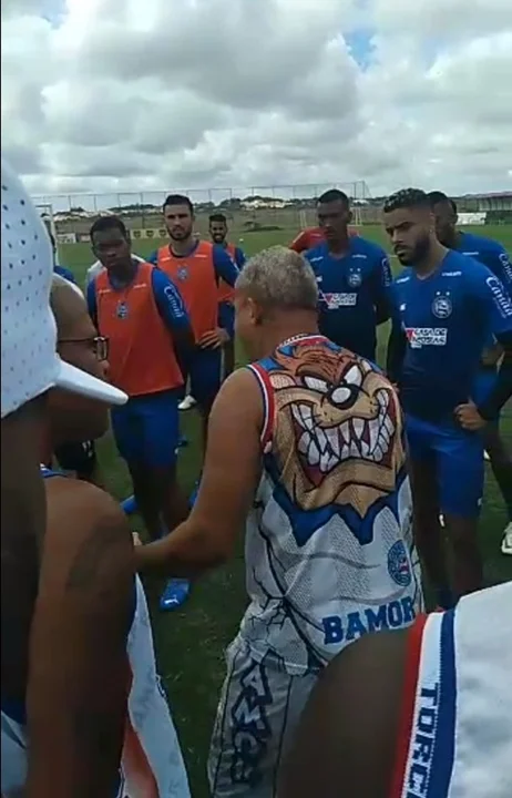 Barras interrumpen el entrenamiento de Bahía amenazando a jugadores y dirigentes