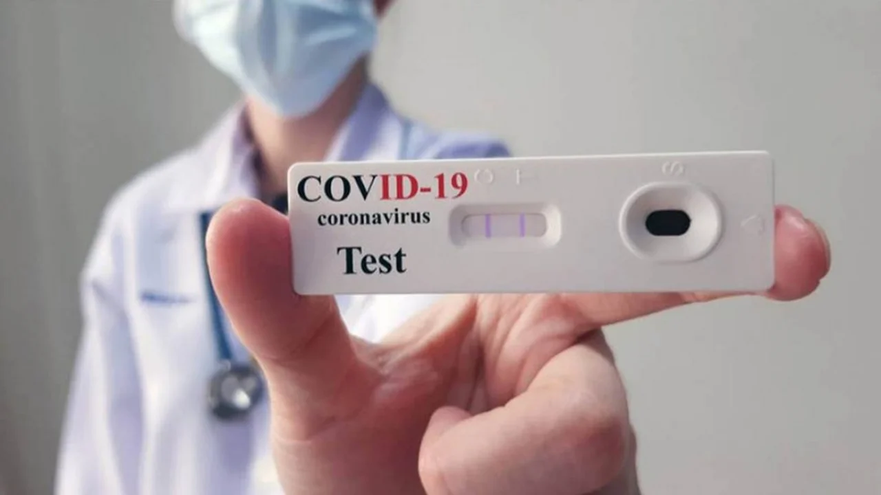 El Colegio de Farmacéuticos de Córdoba considera que las trabas burocráticas hicieron que los autotest lleguen a destiempo. Imagen: Télam.