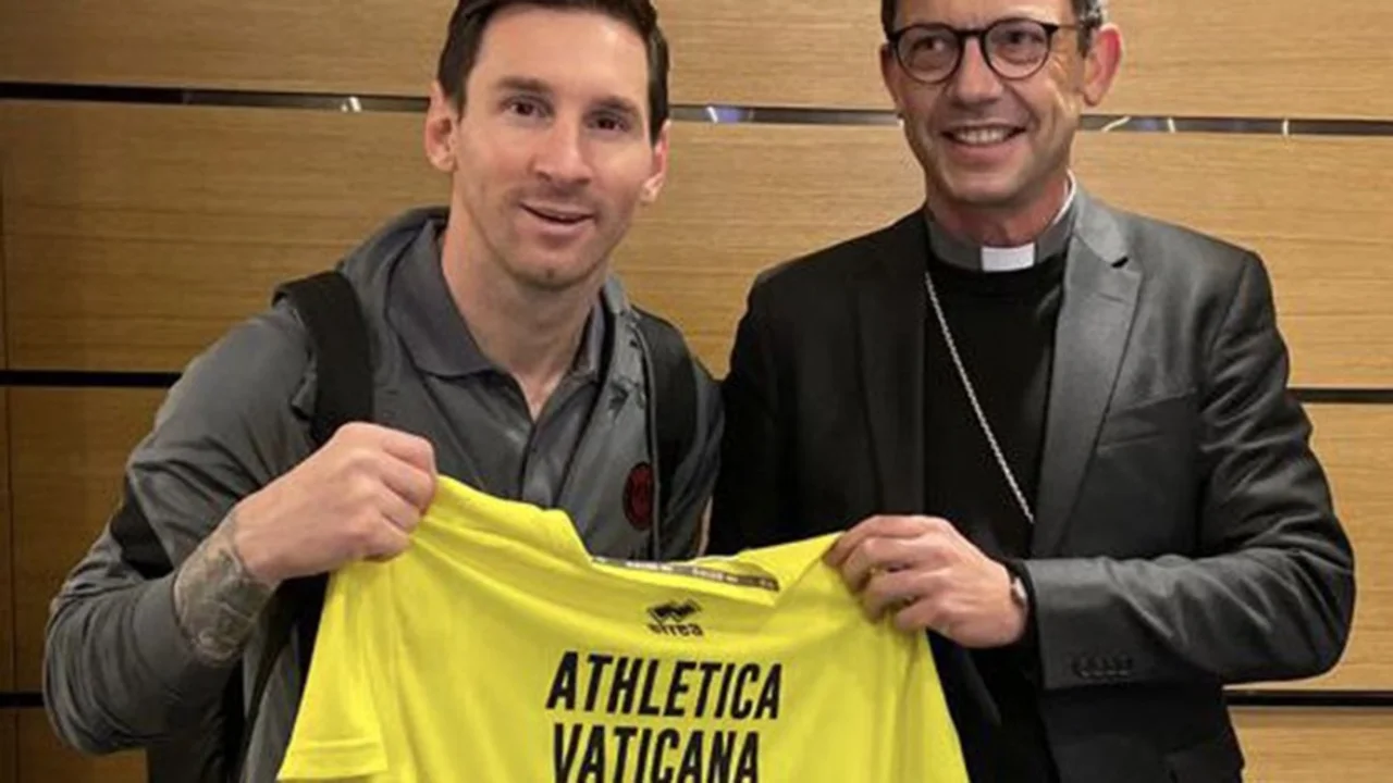 Messi recibió la camiseta del Vaticano firmada por el Papa