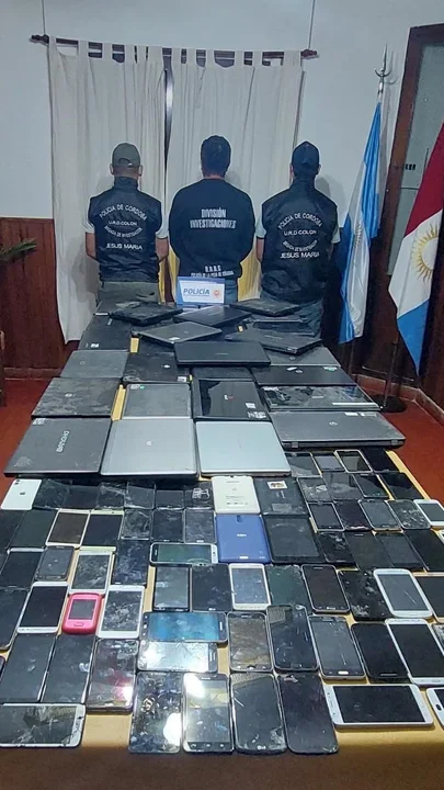Investigaban el robo de una notebook en Gendarmería y encontraron más de 80 celulares. Foto: Policía de Córdoba.
