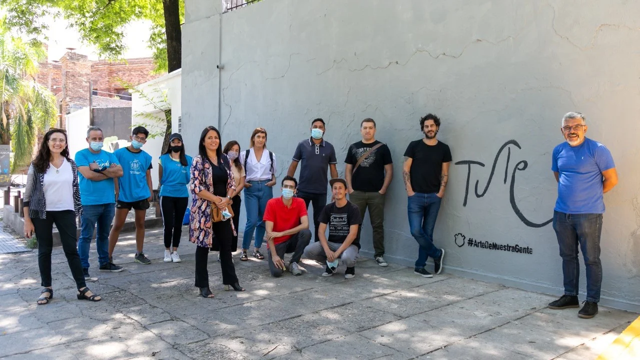 Tute realiza un mural en Córdoba junto a un colectivo de artistas locales (Foto Municipalidad de Córdoba)