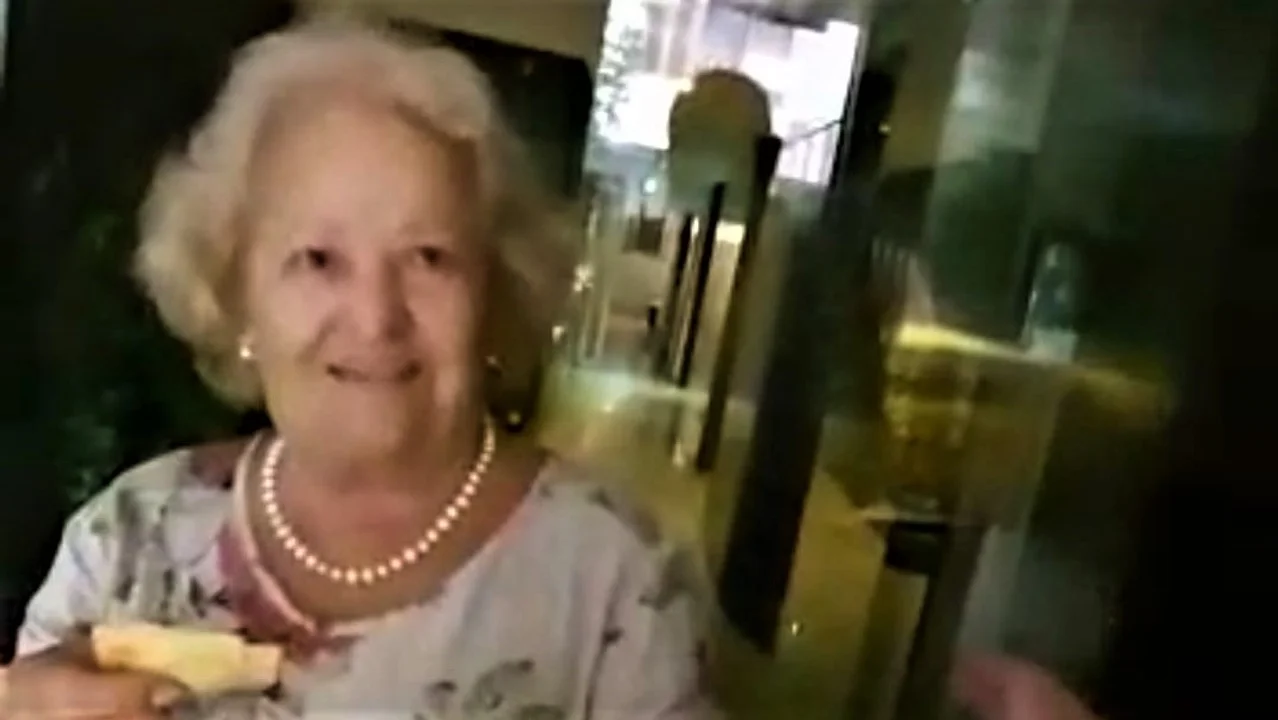 La alegría de la mujer cuando el taxista le devolvió su billetera. Captura de video