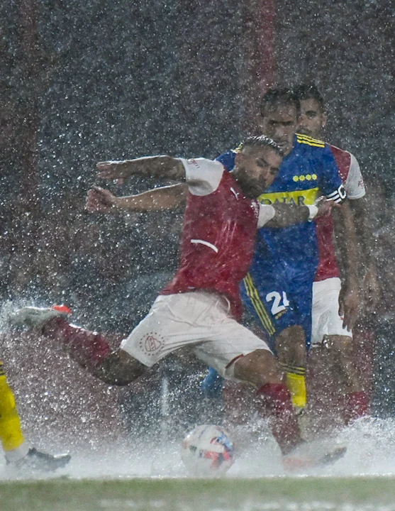 Boca e Independiente empataron bajo un diluvio