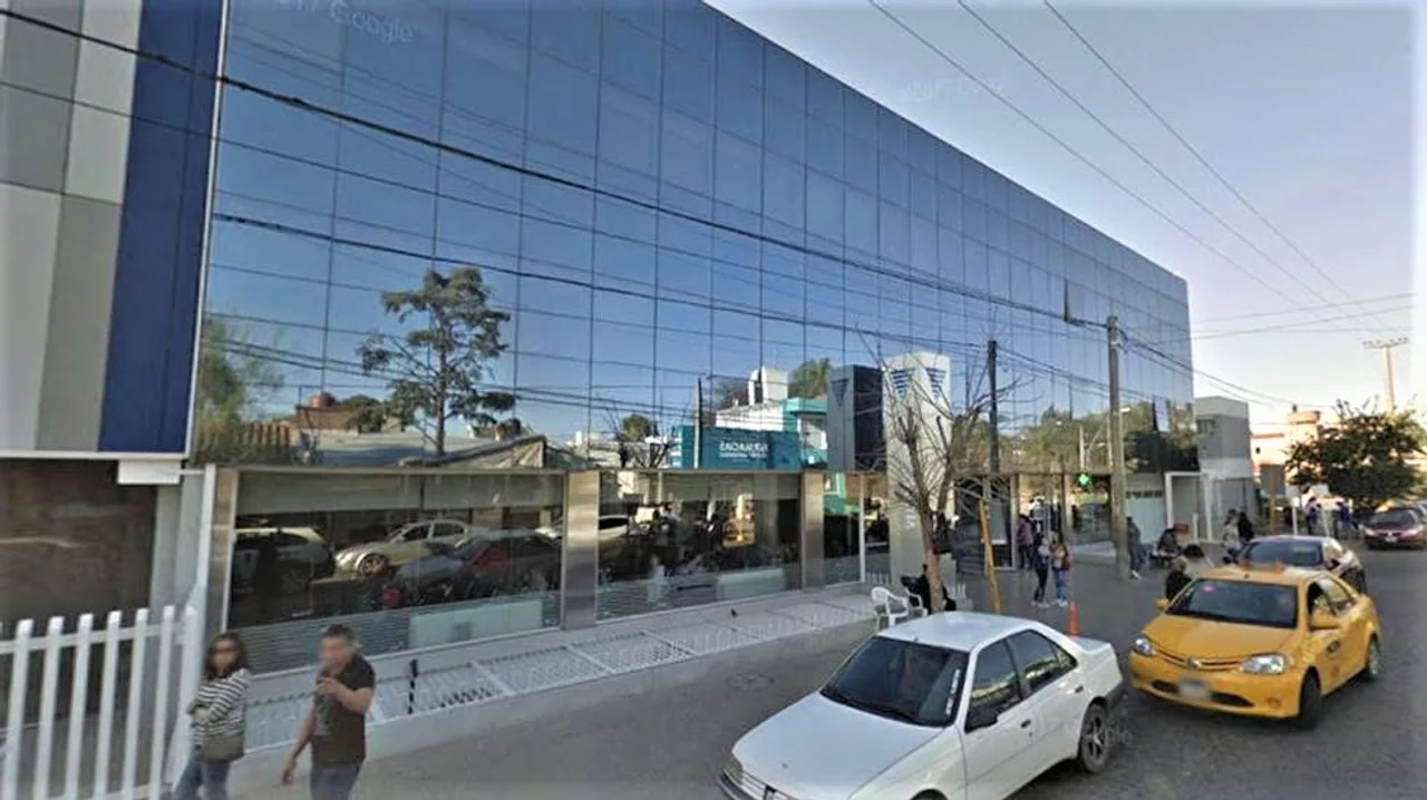 Por las heridas, el policía debió quedar internado en la clínica Vélez Sársfield. Foto: Captura/©Google Street View