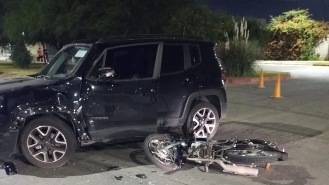 La Jeep y la moto habían chocado antes, y la mujer policía embestida por el conductor ebrio estaba custodiando los vehículos. Foto: policía