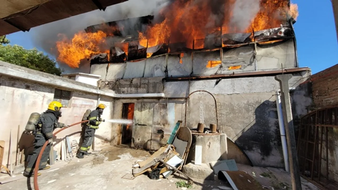 Una cuadrilla de bomberos logró sofocar las llamas. 