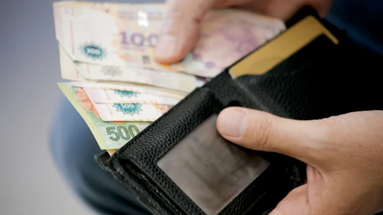 Un requisito excluyente para gozar de los bonos de $18.000, la edad: de 18 a 65 años. Foto IP Profesional