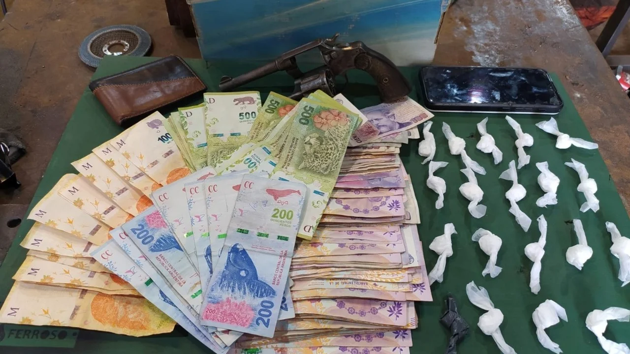 Tras la persecución, la policía logró el secuestro de envoltorios de cocaína, un arma de fuego y dinero. Foto: Policía de la Provincia de Córdoba.