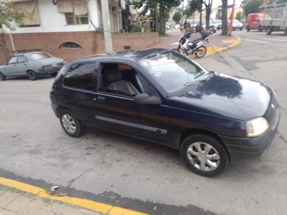 El Renault Clio azul que circulaba por la Costanera.