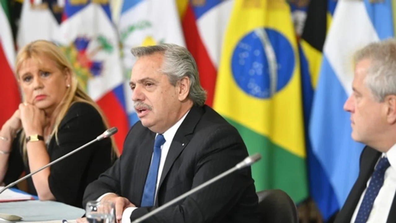 Alberto Fernández junto a Jaime Perzyck y Marcela Losardo. Imagen: Télam.