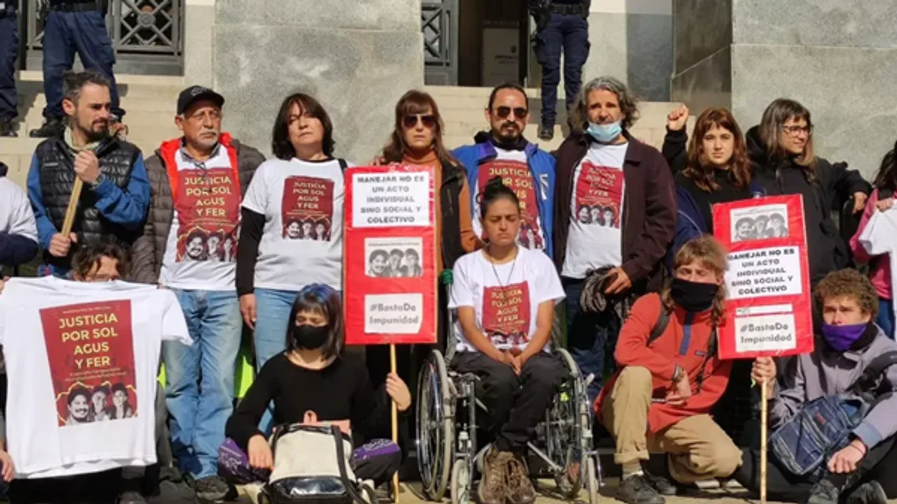 Fernanda Guardia, la única sobreviviente de la tragedia en Circunvalación, encabezó la vigilia en tribunales entes de la sentencia contra Amoedo. Imagen: Miriam Campos.