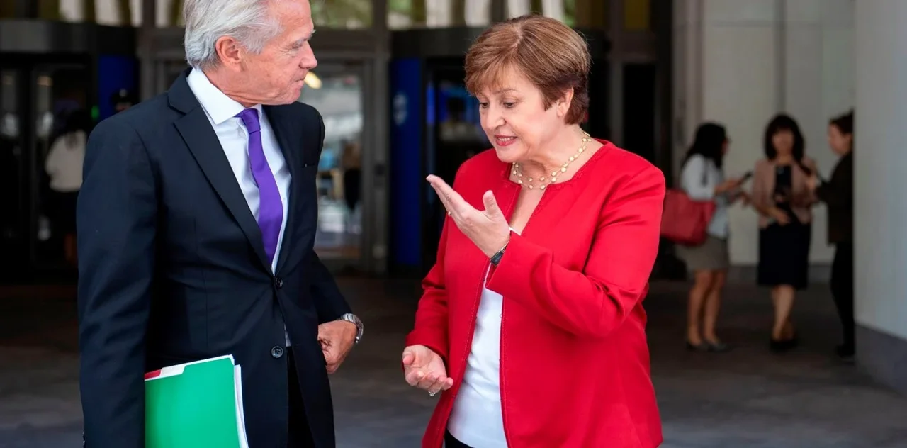 Kristalina Georgieva, la jefa del Fondo Monetario, y el vocero del organismo, Gerry Rice. Foto AFP