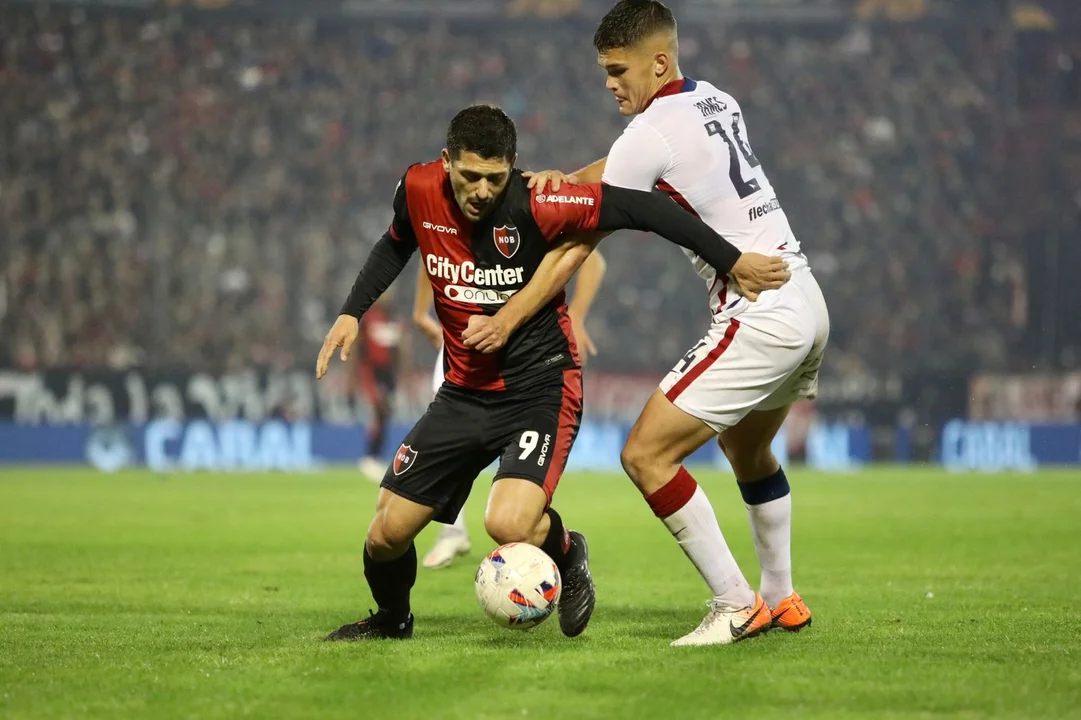 Leprosos y Cuervos no se sacaron ventajas en un partido donde el VAR resultó decisivo.