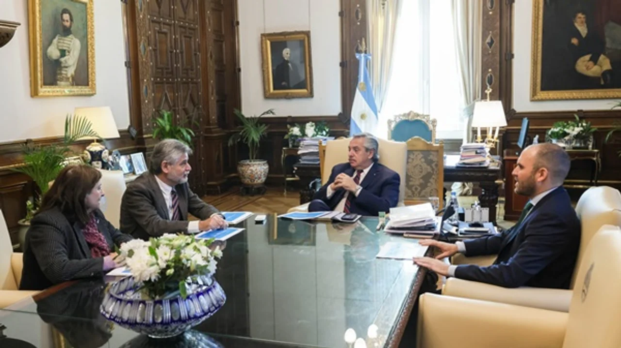 Alberto Fernández, junto a los ministros Daniel Filmus (Ciencia, Tecnología e Innovación) y Martín Guzmán (Economia), y la titular del Consejo Nacional de Investigaciones Científicas y Técnicas, Ana María Franchi.