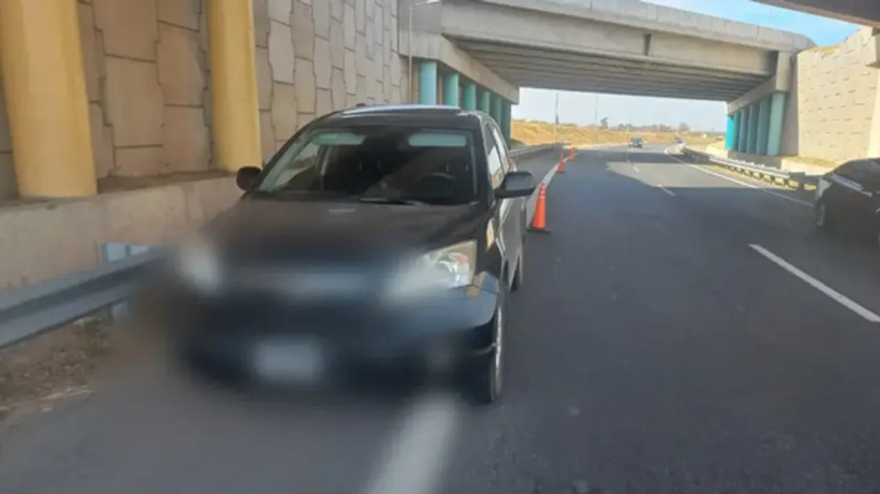 La camioneta en la que huyeron los ladrones fue hallada en Circunvalación. Imagen: Resumen de la Región.