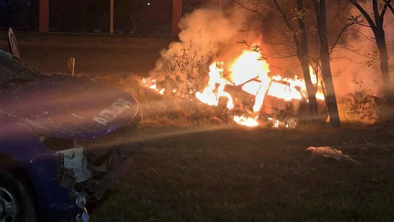 Así quedaron la camioneta S-10 de la policía tras ser embestida y el auto, totalmente incendiado. Foto: prensa policía de Córdoba.