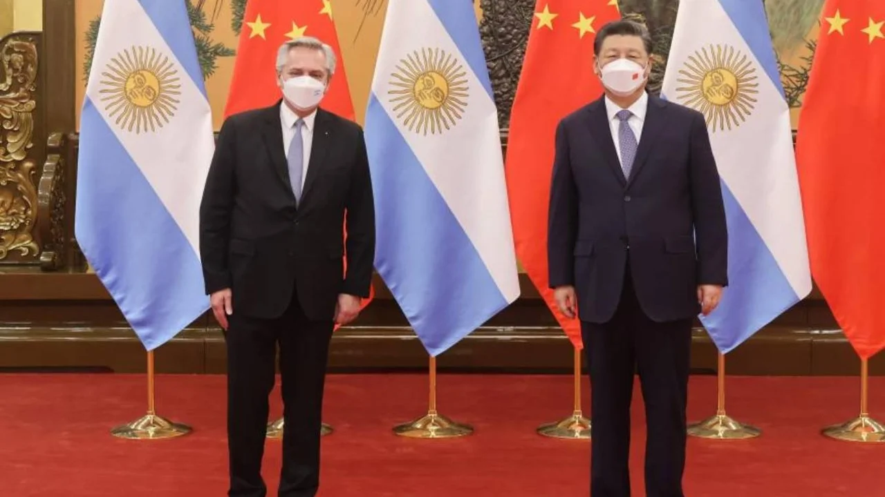 En el encuentro que mantuvieron en febrero pasado, el presidente de China, Xi Jinping, invitó al presidente argentino a participar de la cumbre de Brics. FOTO: XINHUA/LIU WEIBING