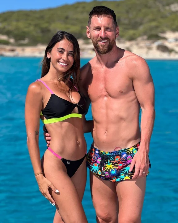 Leo Messi se da un baño de masas en Formentera