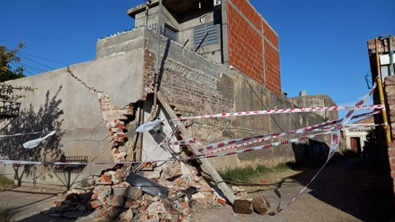 El choque dejó un hueco en la casa de barrio Talleres Oeste.