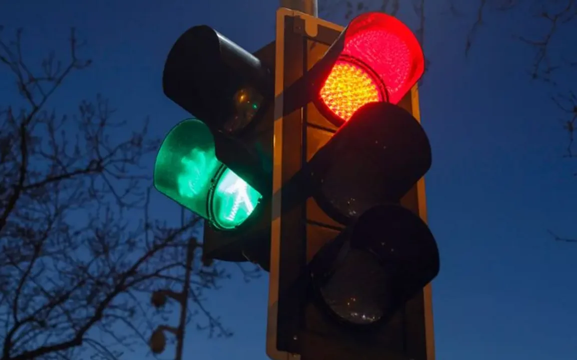 El cruce de los semáforos en rojo es una de las infracciones que bajó en Córdoba.