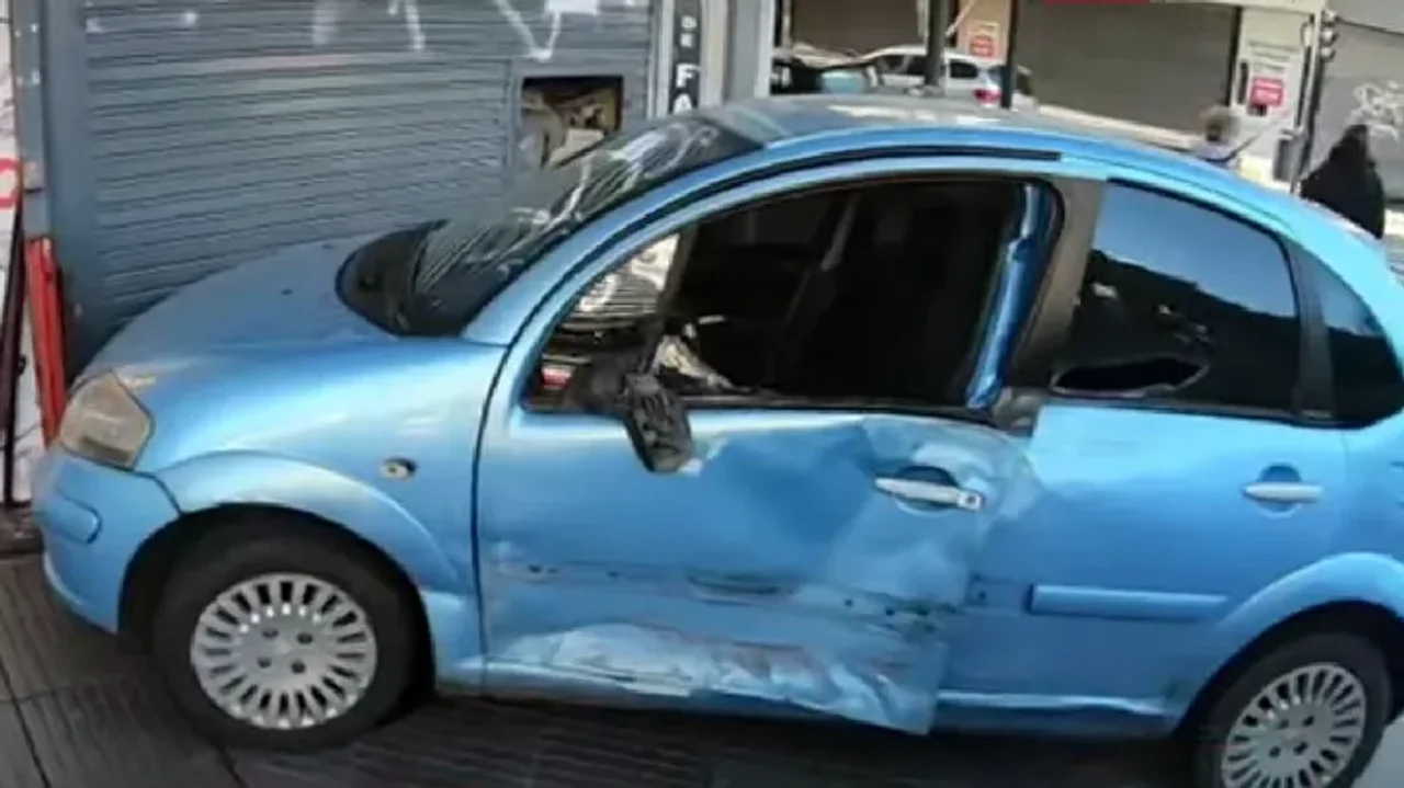 Así quedó el auto arrollado por el colectivo.