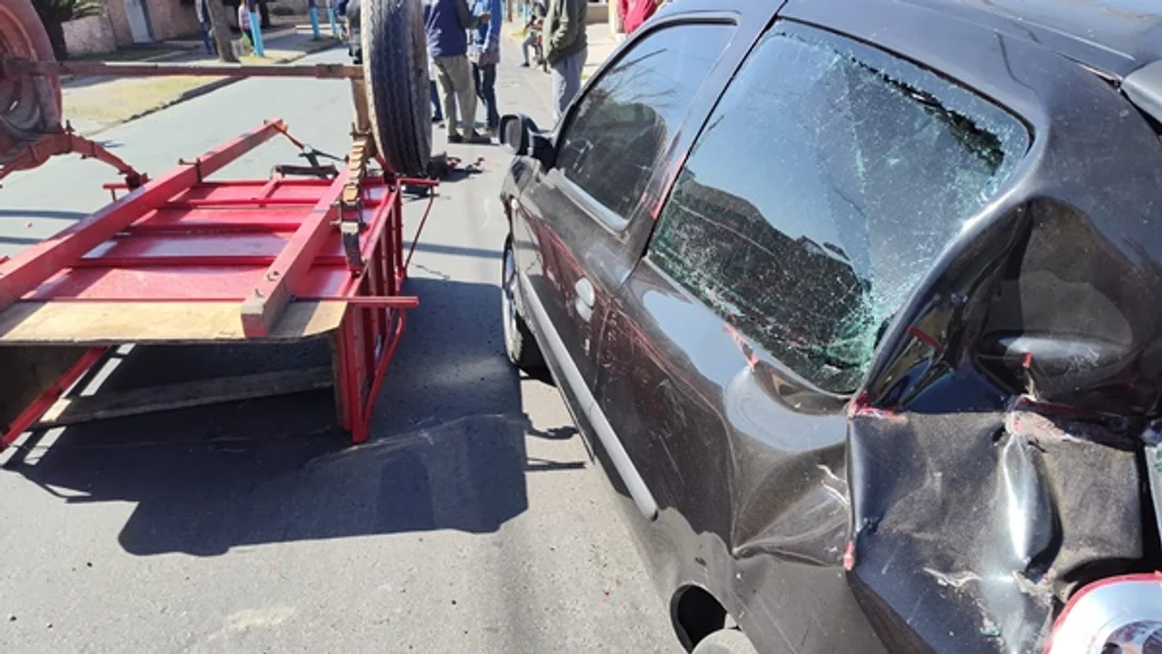 El carro quedó dado vuelta sobre la calle y el auto quedó destrozado. Imagen: Eduardo Aguirre.