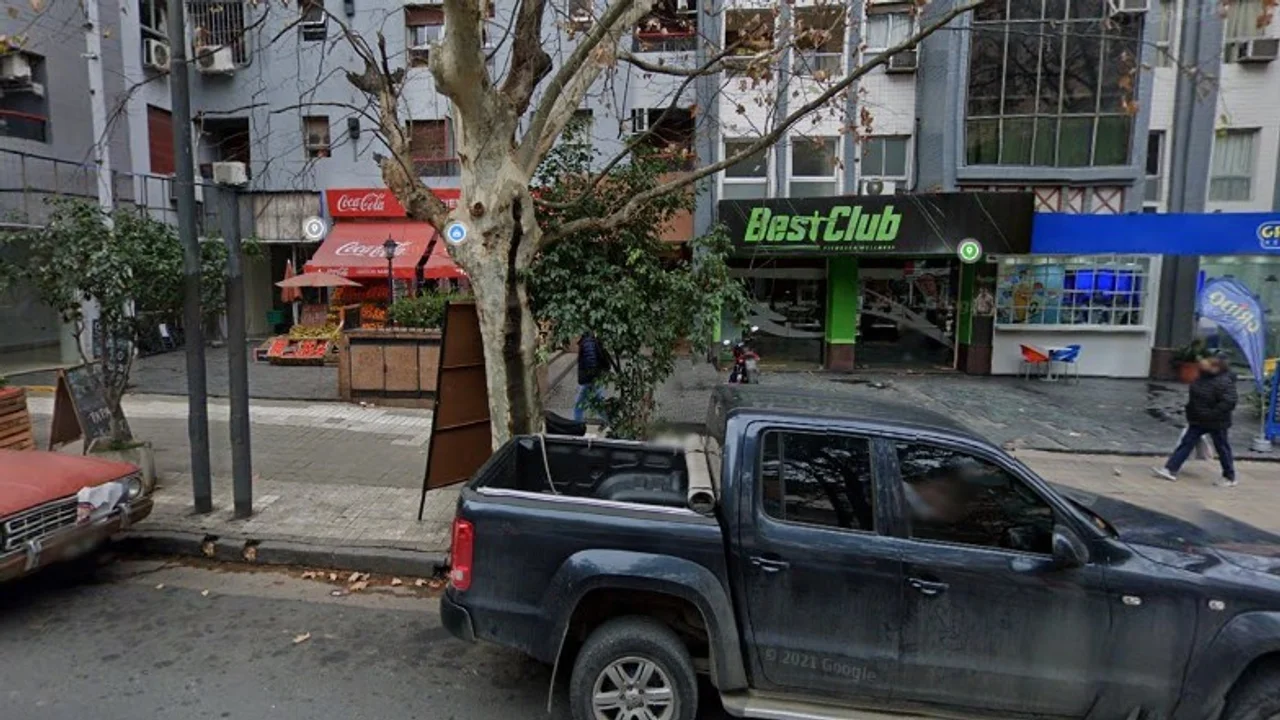 El hecho causó conmoción entre vecinos y transeúntes en calle Chacabuco al 400 de Nueva Córdoba. Foto: Google Street