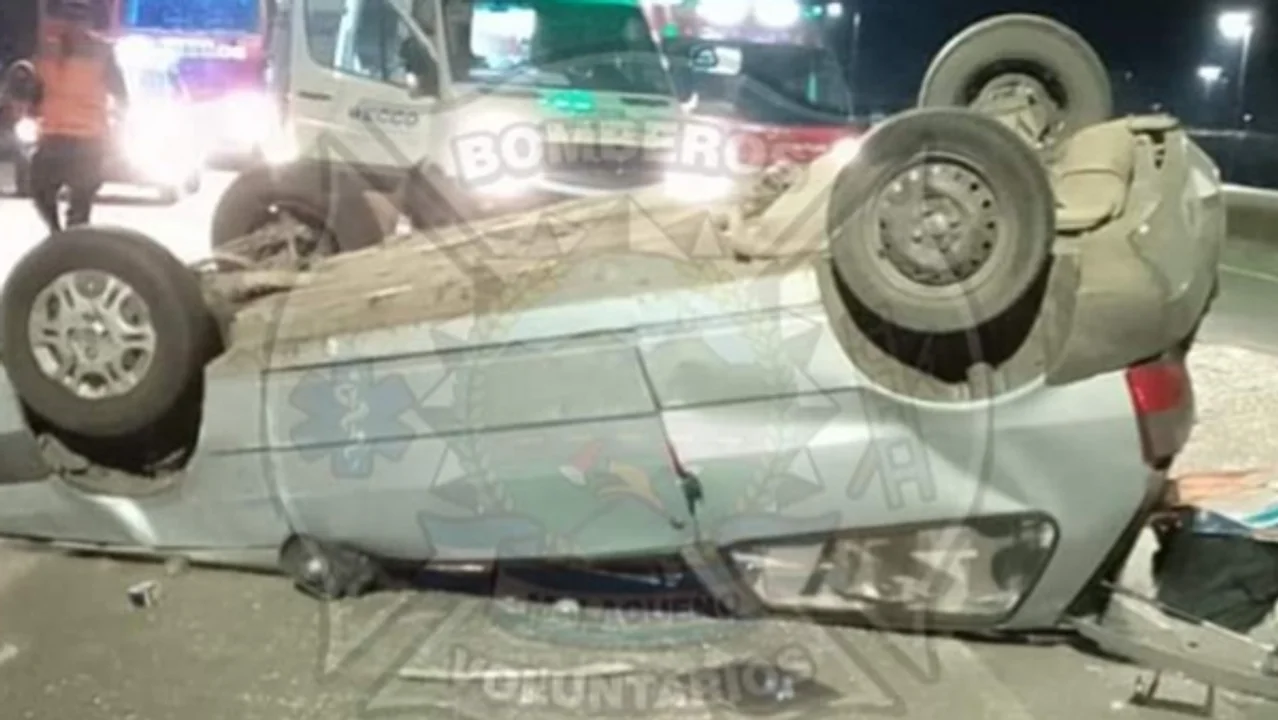 El auto quedó con el techo contra es asfalto sobre la ruta. Imagen: Bomberos de Malagueño.