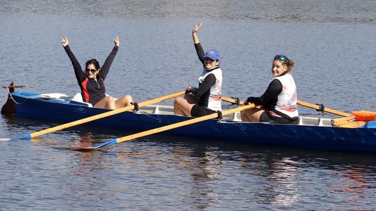 Más de 200 remeros participaron de la Regata Travesía Vuelta al Lago San Roque - Cba24n