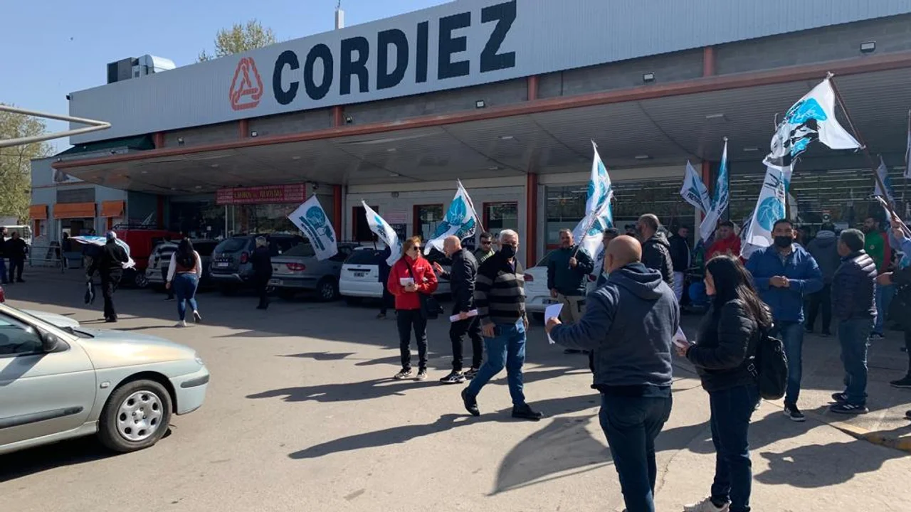 Ayer reclamaron frente a la sucursal ubicada sobre Vélez Sarsfield. Foto: Gentileza.