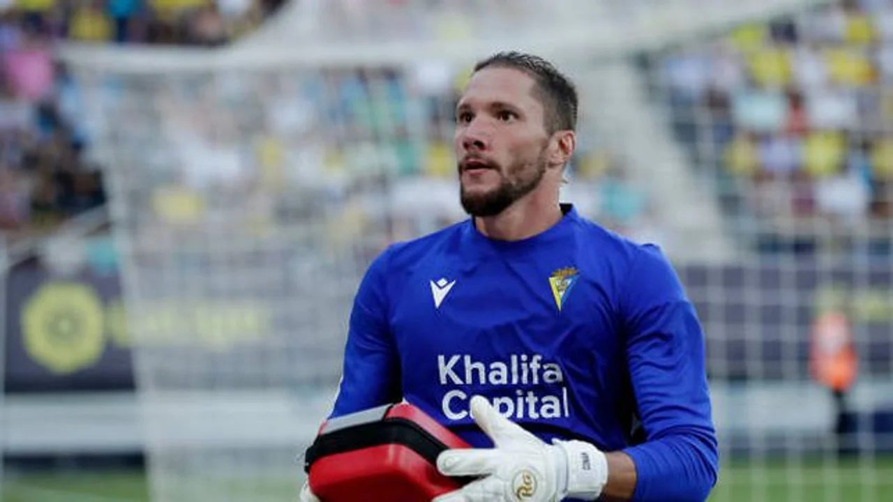 Jeremías Ledesma el arquero argentino llevó corriendo un desfibrilador a un hincha descompensado