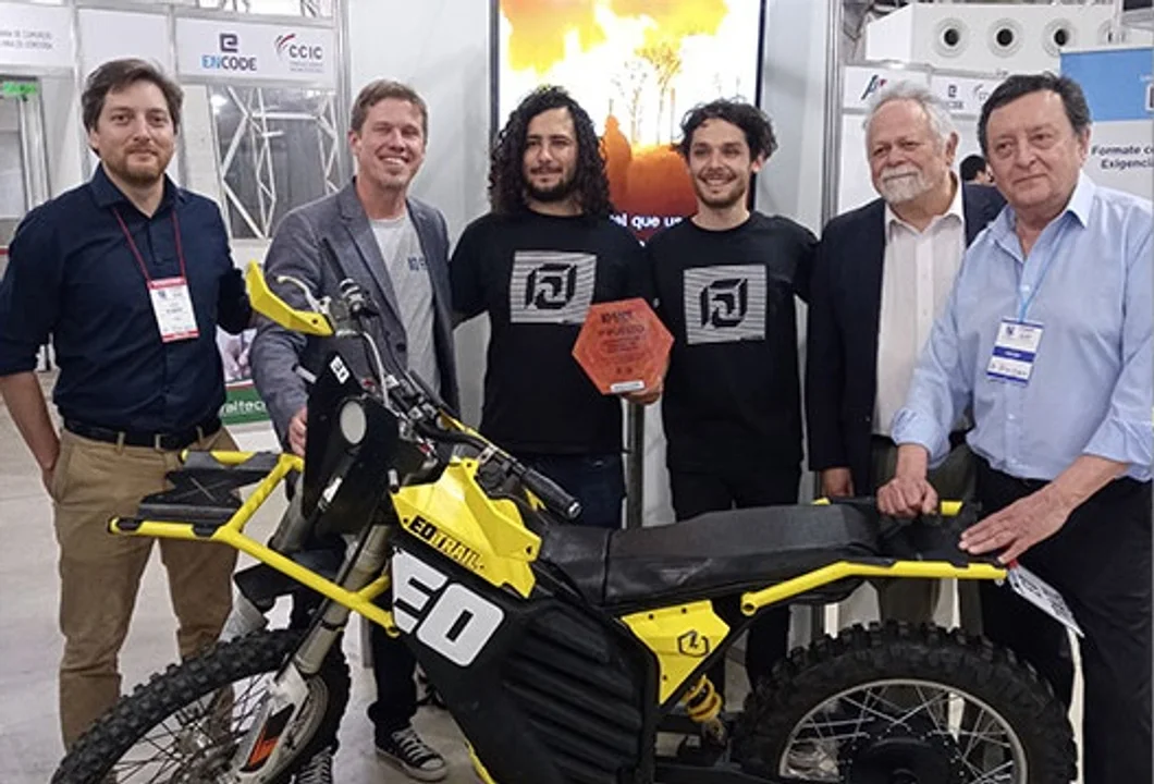 Una motocicleta para combatir incendios forestales diseñada por estudiantes de la UNC ganó el primer puesto en la Expotrónica. Foto UNC. 