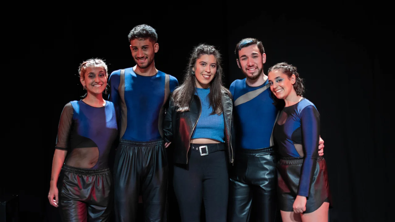 El elenco junto a la directora Lucía Argañaraz - Foto Violeta Tedesco