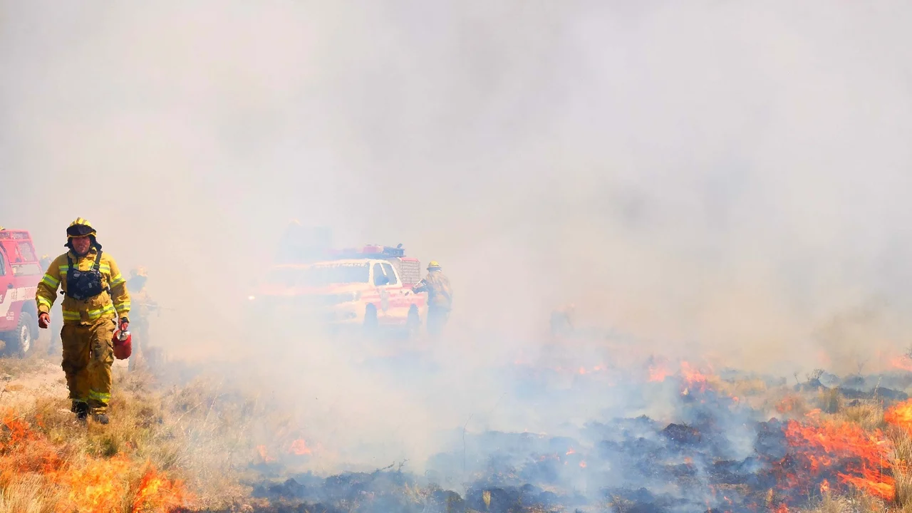 Los Bomberos continúan el combate al fuego en la zona del Río Pinto, en La Cumbre. Foto: Facebook Bomberos Voluntarios de La Cumbre.