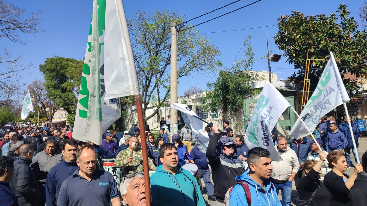 Columna de trabajadores de Alumbrado Público. Foto archivo: Gastón Cossutta / Multimedio SRT.