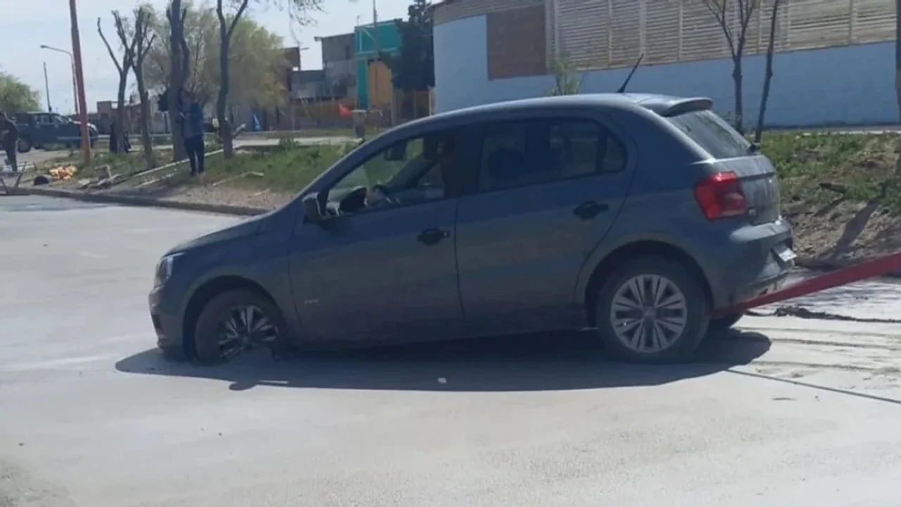 La mujer se bajó del auto, insultó a los obreros y se fue caminando. Foto: adnsur.com.ar