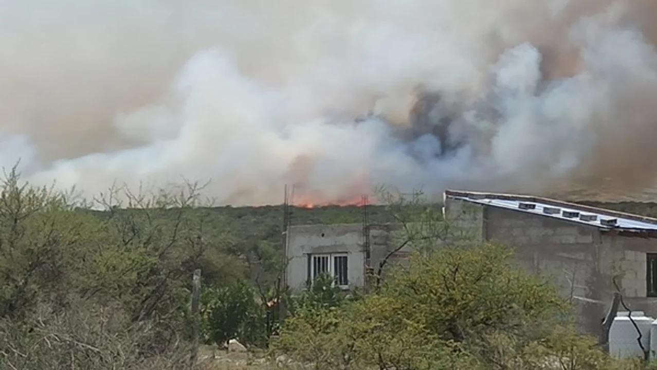 Dos viviendas terminaron quemadas por el fuego. Imagen: Bruno Suárez.
