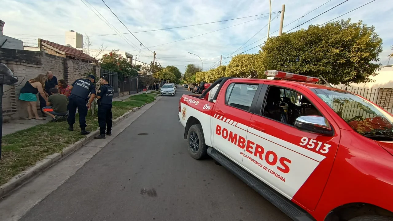 Bomberos trabajan en el lugar del hecho. Foto: Fernanda González