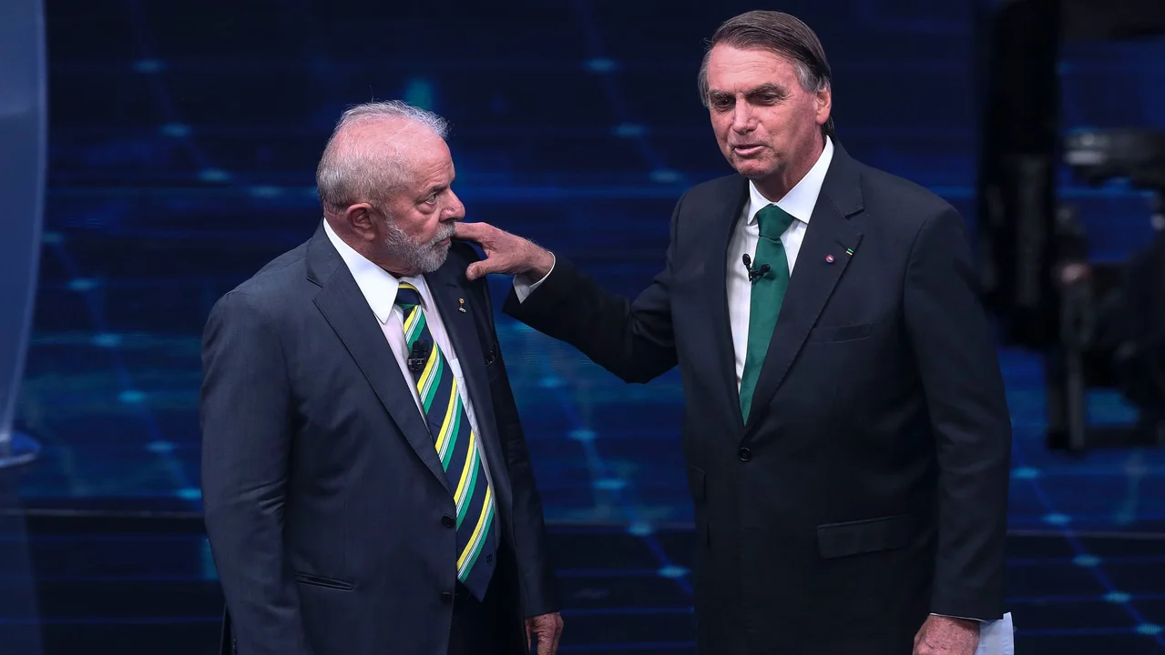 Lula y Bolsonaro en el debate anterior. Esta vez no podrán tocarse. Foto: Reuters.