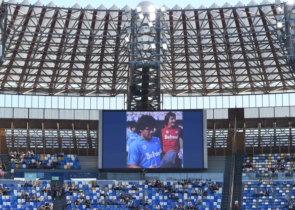 Napoli homenajeó a Diego Maradona