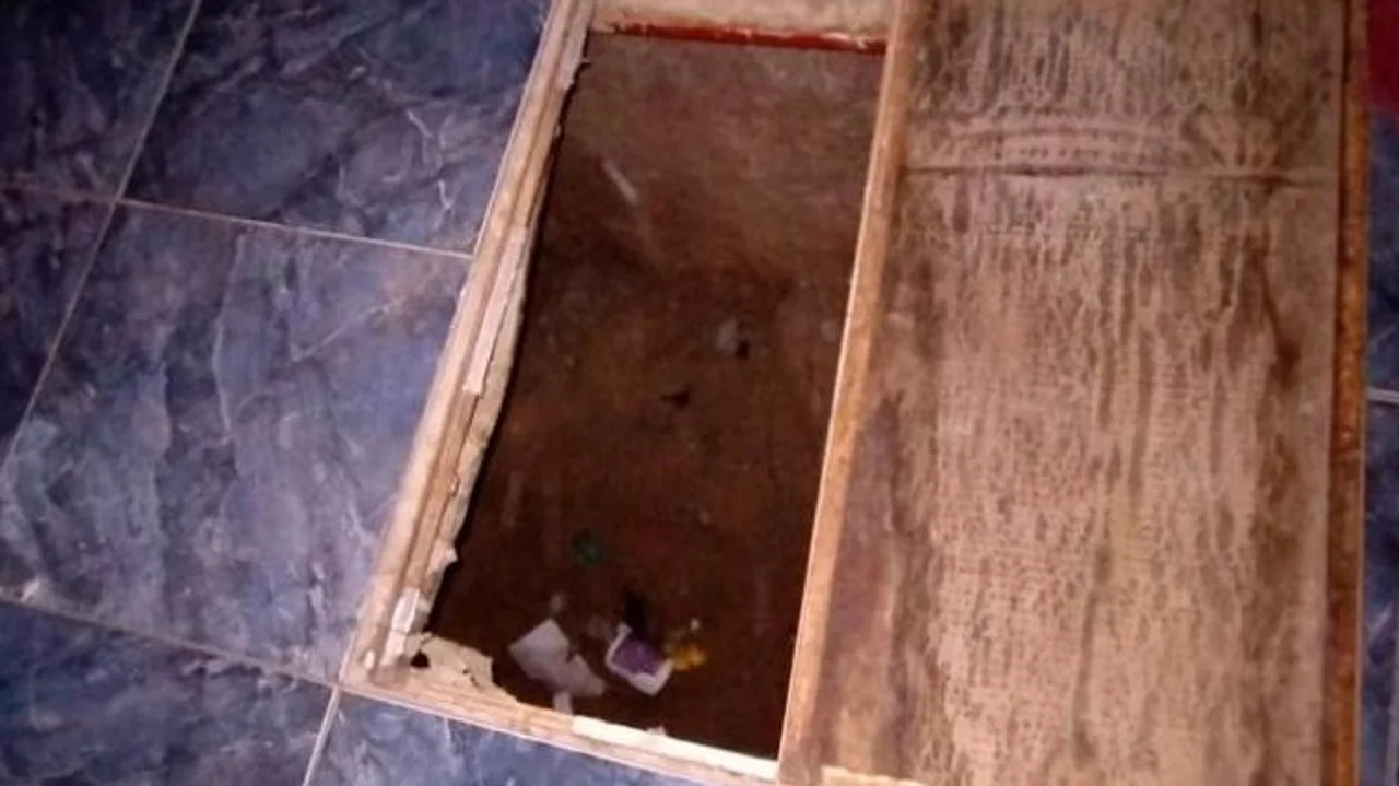 La policía constató la existencia del pozo en la vivienda de la mujer y detuvo al hombre que tenía pedido de captura. Foto: Policía de Córdoba